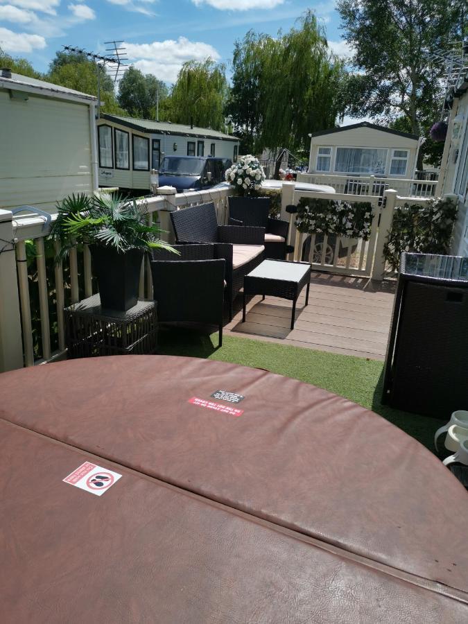 3 Bedroom Caravan With Hot Tub Tattershall Lakes Exterior photo