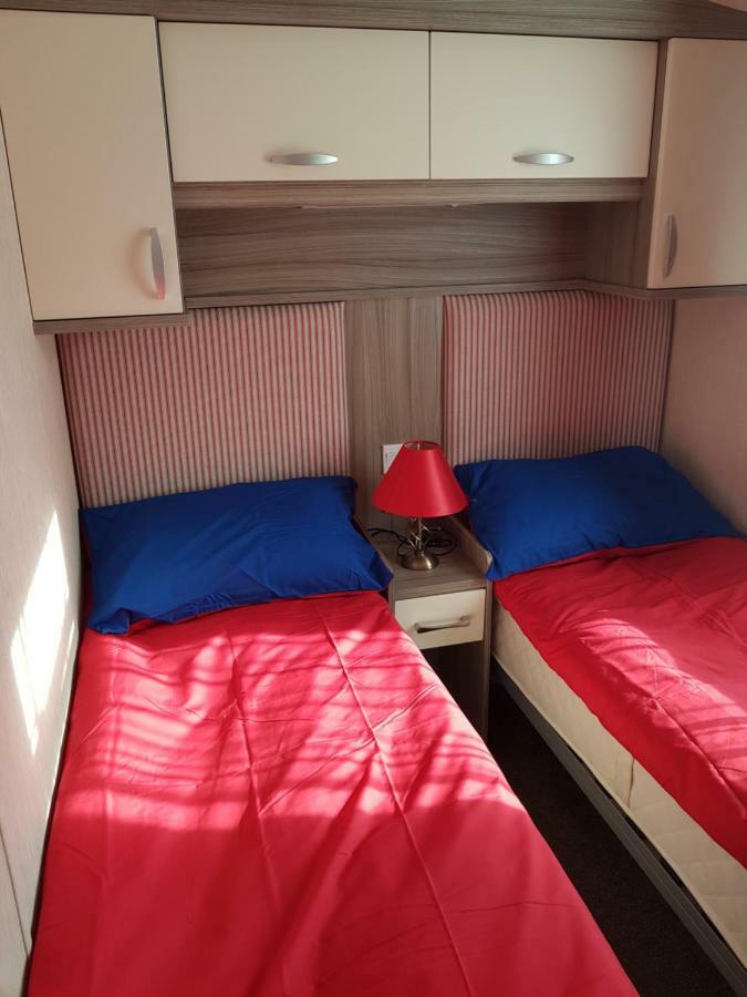 3 Bedroom Caravan With Hot Tub Tattershall Lakes Exterior photo